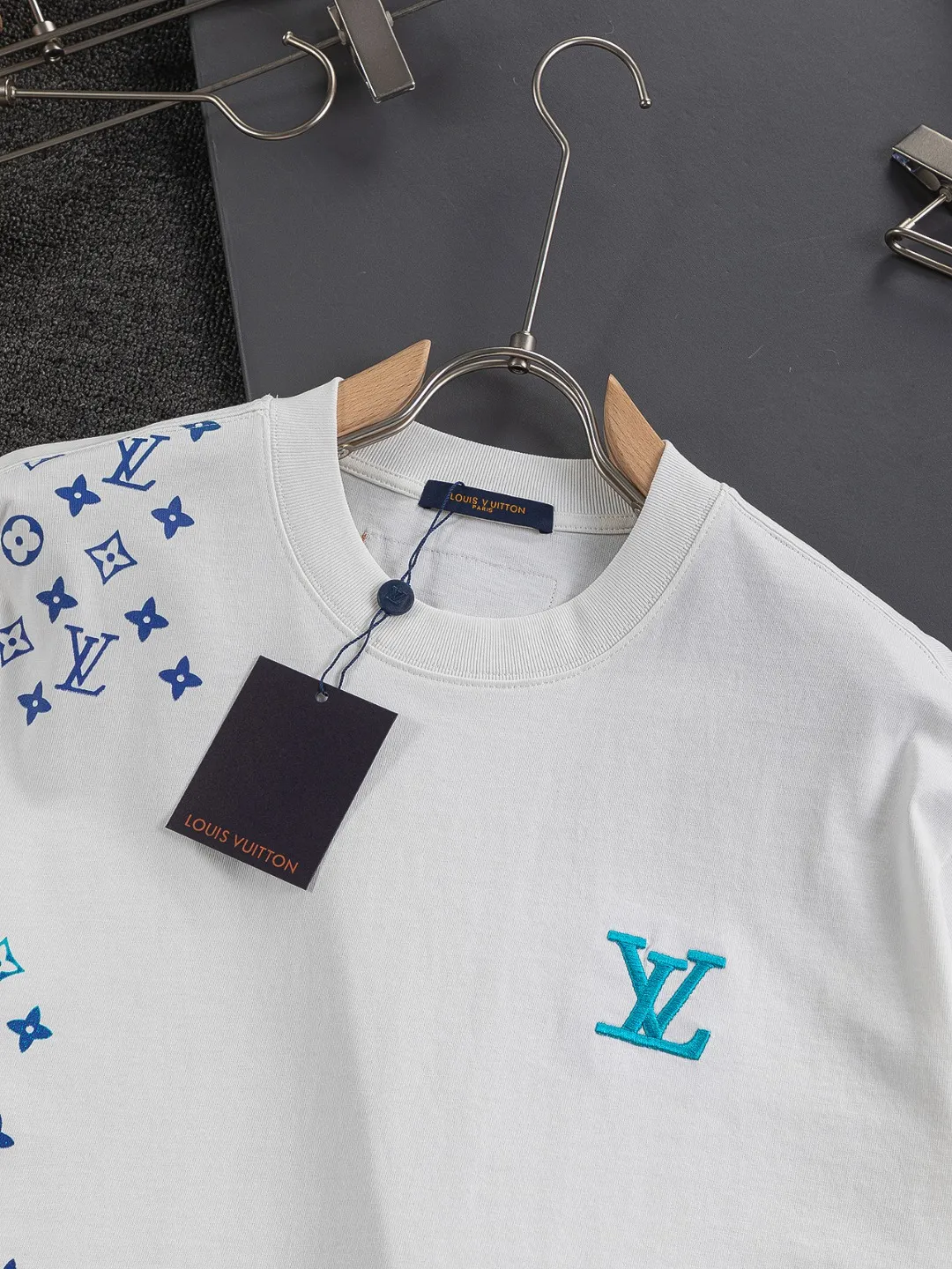 🅿️210 Louis Vuitton 1V LV slightly wide version S-XL lv 26SS LV new product counter catwalk style heavy-duty letter embroidery stitching colorful print on the chest 🪡 embroidered logo is the same for men and women! Short-sleeves are not the same as the general public, but must be unique and eye-catching. This LV short-sleeves is all about quality, comfort, consistent style, fashion, including fabrics and cutting techniques, all of which have been made with great effort! 320 grams of washed pure cotton fabric, pure cotton is breathable, very refreshing and comfortable for daily wear. The rib knitting on the neckline is smooth and tight, and the neckline will not be skewed if you toss it at will. The loose version, you will find that it looks really good on the upper body. The overall is minimalist and neat, super versatile for daily use! Pair it casually with a pair of pants for a youthful look. A T-shirt will make your outfit crazy. It is a fashionable item that can never go wrong! Color: Black White Size: S-XL Size chart: S: Shoulder width 50-Bust 56-Length 70 M: Shoulder width 52-Bust 57-Length 72 L: Shoulder width 54-Bust 59-Length 74 XL: Shoulder width 56-Bust 62-Length 76